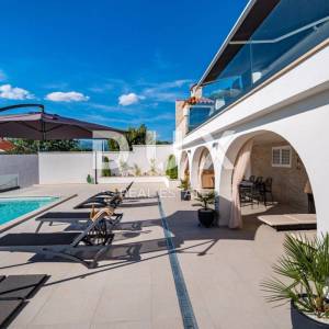 ZADAR, NOVIGRAD - Prekrasna vila s bazenom u blizini mora