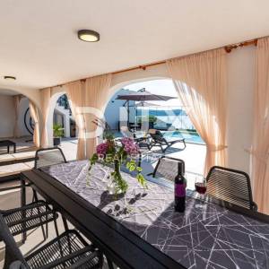 ZADAR, NOVIGRAD - Prekrasna vila s bazenom u blizini mora