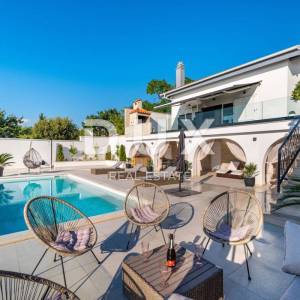ZADAR, NOVIGRAD - Prekrasna vila s bazenom u blizini mora