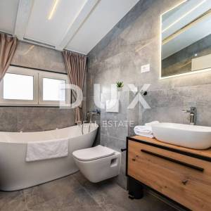 ZADAR, NOVIGRAD - Prekrasna vila s bazenom u blizini mora