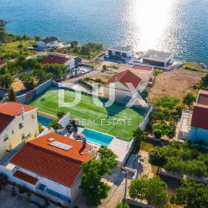 ZADAR, NOVIGRAD - Prekrasna vila s bazenom u blizini mora