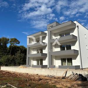 ZADAR, PAKOŠTANE - Moderan stan u novogradnji s vrtom S2