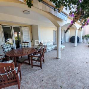ZADAR, PETRČANE - Kuća s 3 velika stana i prekrasnim pogledom na more! Punta Skala!