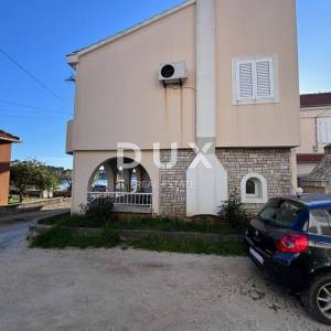 ZADAR, PETRČANE - Prekrasna dvojna kuća 1. red do mora