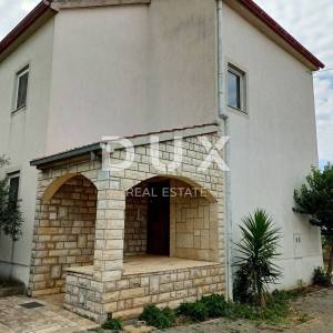 ZADAR, PLOČE - Prostrana višekatnica s pogledom na more