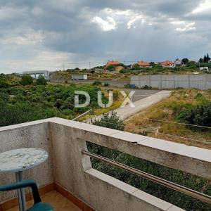 ZADAR, PLOČE - Prostrana višekatnica s pogledom na more