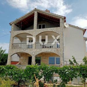 ZADAR, PLOČE - Prostrana višekatnica s pogledom na more