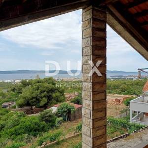 ZADAR, PLOČE - Prostrana višekatnica s pogledom na more