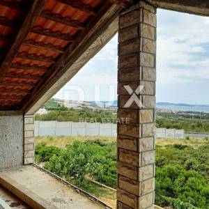 ZADAR, PLOČE - Prostrana višekatnica s pogledom na more