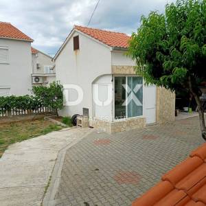 ZADAR, PLOČE - Prostrana višekatnica s pogledom na more