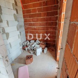 ZADAR, POLIČNIK - Prekrasna dvojna vila s bazenom u mirnom okruženju! A1