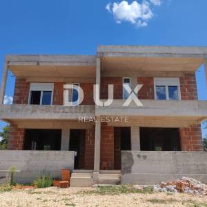 ZADAR, POLIČNIK - Prekrasna dvojna vila s bazenom u mirnom okruženju! A1