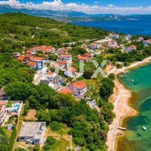 ZADAR, POSEDARJE - Prekrasna višekatnica i kamena depadansa s bazenom