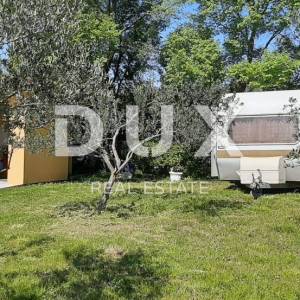 ZADAR, PRIDRAGA - Umirujuće građevinsko zemljište s maslinikom i pomoćnom kućicom