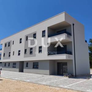 ZADAR, PRIVLAKA - Elegantan stan s vrtom 110 metara od mora! S2