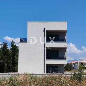 ZADAR, PRIVLAKA - Elegantan stan s vrtom 110 metara od mora! S1