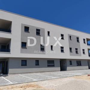 ZADAR, PRIVLAKA - Elegantan stan s vrtom 110 metara od mora! S1