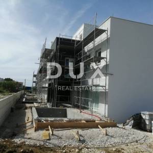 ZADAR, PRIVLAKA - Kuća u nizu s bazenom na 100 mod mora