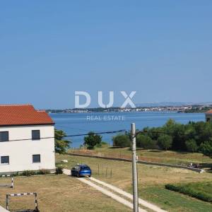 ZADAR, PRIVLAKA - Kuća u nizu s bazenom na 100 mod mora