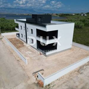 ZADAR, PRIVLAKA - Luksuzna stambena zgrada s četiri stana i krovnom terasom s pogledom na more u Privlaci!
