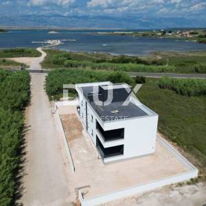 ZADAR, PRIVLAKA - Luksuzna stambena zgrada s četiri stana i krovnom terasom s pogledom na more u Privlaci!