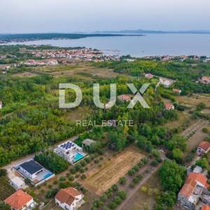 ZADAR, PRIVLAKA - Moderna prizemnica s bazenom