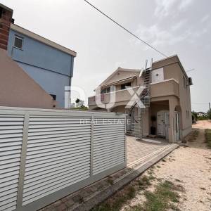 ZADAR, PRIVLAKA - Moderno uređena kuća 40 m od mora