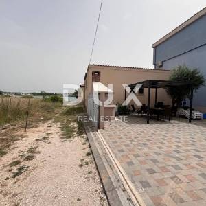 ZADAR, PRIVLAKA - Moderno uređena kuća 40 m od mora