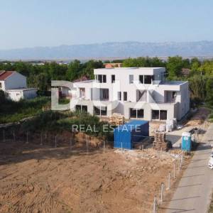 ZADAR, PRIVLAKA - Novogradnja s krovnom terasom i pogledom na more 110 metara od plaže! D