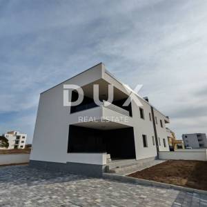 ZADAR, PRIVLAKA - Novogradnja! Vrhunski penthouse samo 140 metara od plaže s neodoljivim pogledom na more! S4