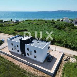 ZADAR, PRIVLAKA - Novogradnja! Vrhunski penthouse samo 140 metara od plaže s neodoljivim pogledom na more! S3