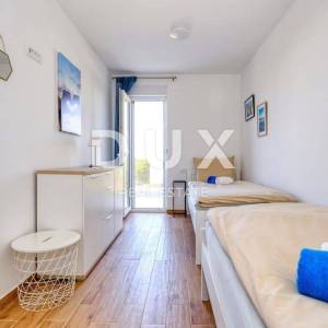 ZADAR, PRIVLAKA - Potpuno namješten troetažni stan 150 metara od mora! Prilika!