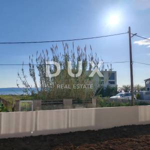 ZADAR, PRIVLAKA - Prilika! Stan u novogradnji 60 metara od plaže s pogledom na more! S1