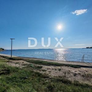 ZADAR, PRIVLAKA - Prilika! Stan u novogradnji 60 metara od plaže s pogledom na more! S1