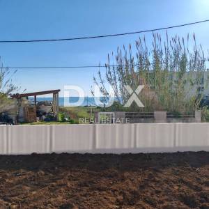 ZADAR, PRIVLAKA - Prilika! Stan u novogradnji 60 metara od plaže s pogledom na more! S1