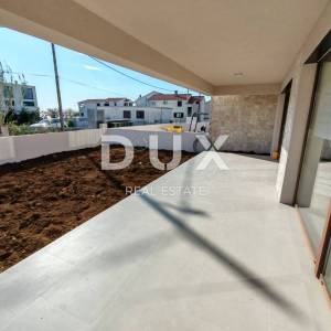 ZADAR, PRIVLAKA - Prilika! Stan u novogradnji 60 metara od plaže s pogledom na more! S1