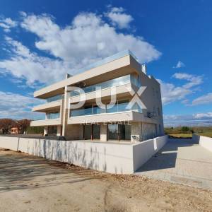 ZADAR, PRIVLAKA - Prilika! Stan u novogradnji 60 metara od plaže s pogledom na more! S1