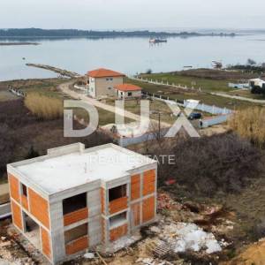 ZADAR, PRIVLAKA - Roh bau vila pokraj mora 
