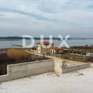 ZADAR, PRIVLAKA - Roh bau vila pokraj mora 