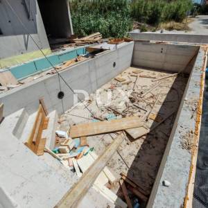 ZADAR, PRIVLAKA - Stan sa bazenom 50 metara od pješčane plaže! S3
