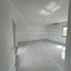 ZADAR, PRIVLAKA - Stan u prizemlju s vrtom 150 metara od mora NOVOGRADNJA