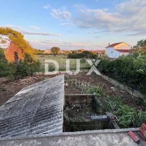 ZADAR, PRIVLAKA - Starina za adaptaciju s prostranom okućnicom