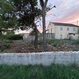 ZADAR, PRIVLAKA - Starina za adaptaciju s prostranom okućnicom