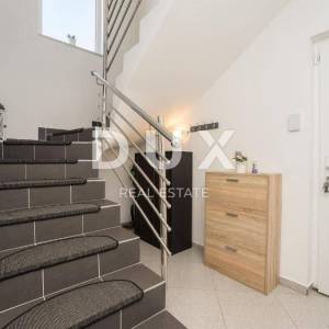 ZADAR, PRIVLAKA - Vila s bazenom 200 metara od mora