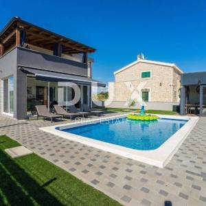 ZADAR, PRIVLAKA - Vila s bazenom 200 metara od mora