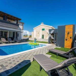 ZADAR, PRIVLAKA - Vila s bazenom 200 metara od mora