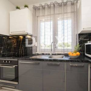 ZADAR, PRIVLAKA - Vila s bazenom 200 metara od mora