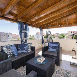 ZADAR, PRIVLAKA - Vila s bazenom 200 metara od mora