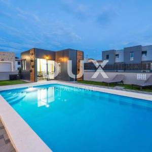 ZADAR, PRIVLAKA - Vila s bazenom 200 metara od mora
