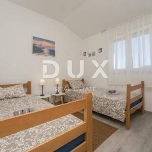 ZADAR, PRIVLAKA - Vila s bazenom 200 metara od mora